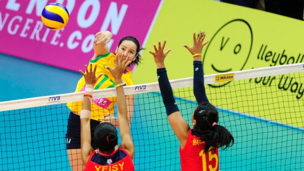 Australian volleyballer Eliza Hynes has been signed by Collingwood.