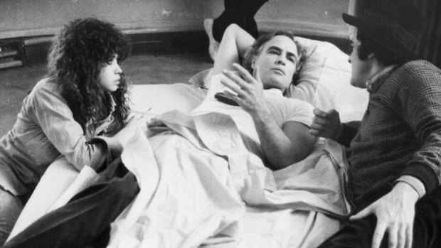 Marlon Brando with Marie Schneider and Bernardo Bertolucci in Bertolucci's film <em>Last Tango in Paris</em>.