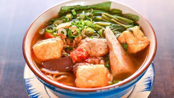 Canh bun (water spinach noodle soup).