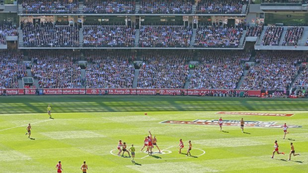 The opening bounce from the 2014 grand final between Hawthorn and Sydney.