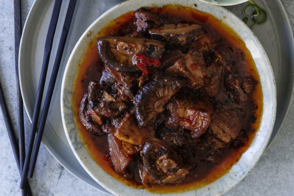Serve this braised pork belly with boiled rice and spring onion.