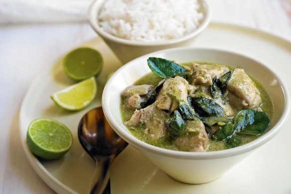 Green chicken curry served with rice and lime.