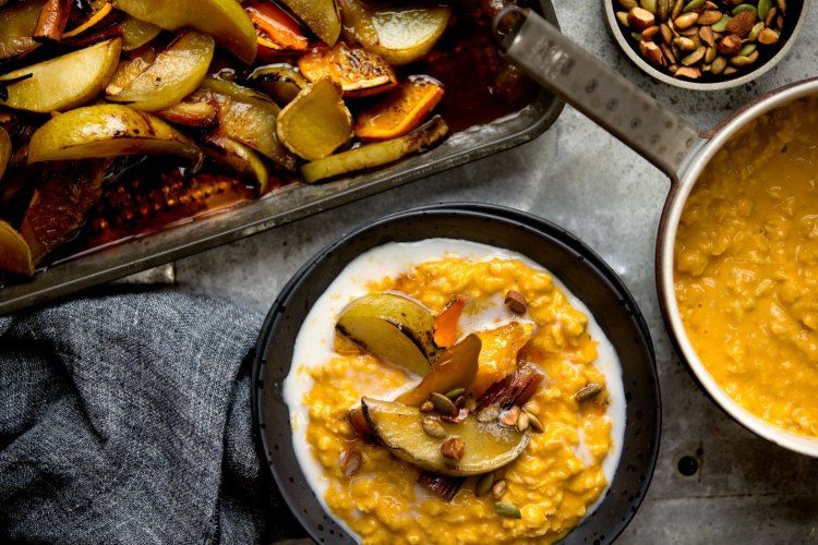 Spicy porridge with winter fruits.