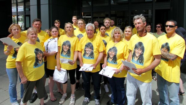 Family and friends of Annette Jane Mason have presented a petition calling for an inquest to Queensland Attorney-General Yvette D'Ath.