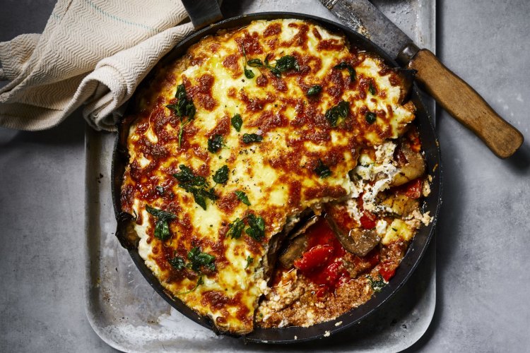 Fast one tray eggplant and spicy salami lasagne. 