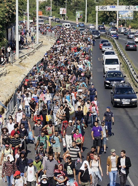 Several hundred migrants left the Keleti train station on foot. 
