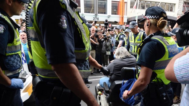 This man tried to ram a police car as the homeless were moved on from Flinders Street.
