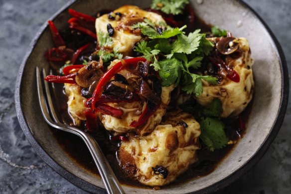 Because tofu has no pronounced flavour of its own, it can take pungent and strong dressings.