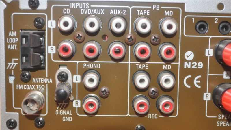 How to connect 2 amplifiers together
