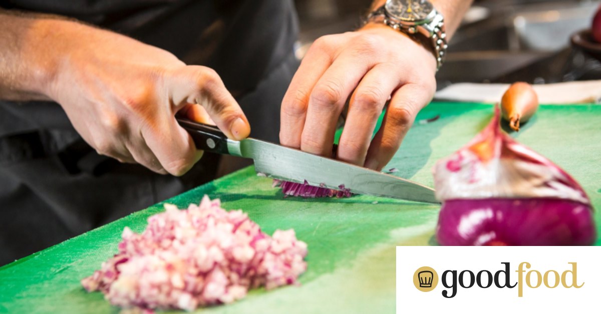 How to peel and chop an onion like a chef