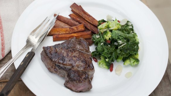 What to eat before a race, such as the City to Surf. Nutritionist Steph Lowe recommends her steak with sweet potato chips and salad.