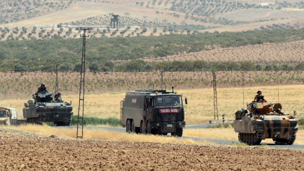 Turkey has sent tanks across the border to help Syrian rebels retake the key Islamic State-held town of Jarablus,