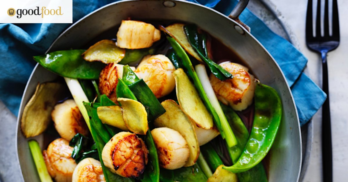 Why do chefs remove the roe from scallops?