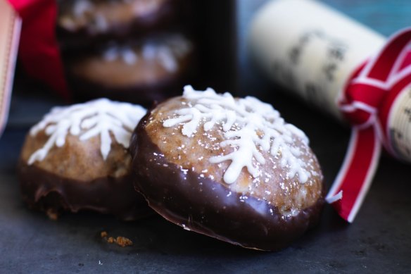 The cakey German biscuit is pronounced leyb-koo-ken.