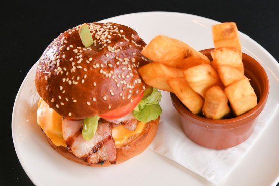 Wagyu burger with excellent fat chips.