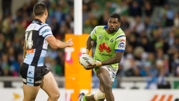 Canberra Raiders winger Edrick Lee will sign a two-year deal with the Cronulla Sharks.