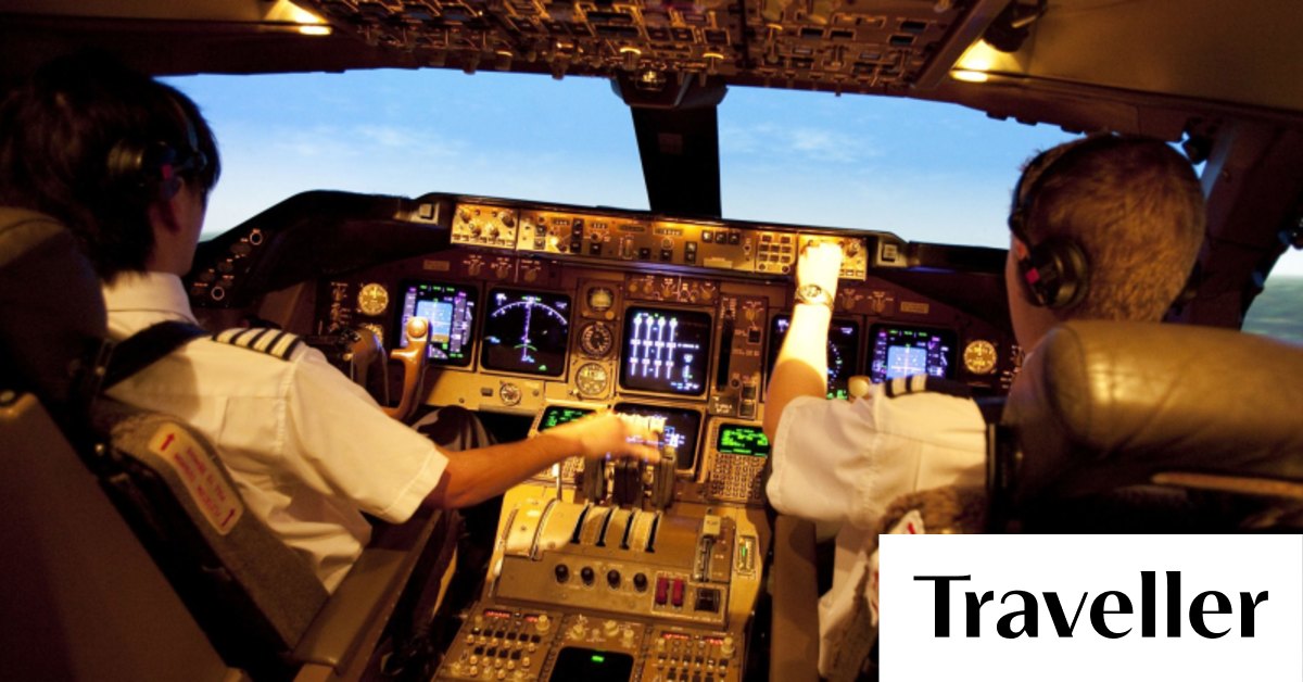 Boeing 747 cockpit Pilot reveals the five coolest buttons in a jumbo jet