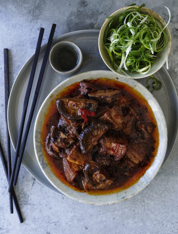 Serve this braised pork belly with boiled rice and spring onion.