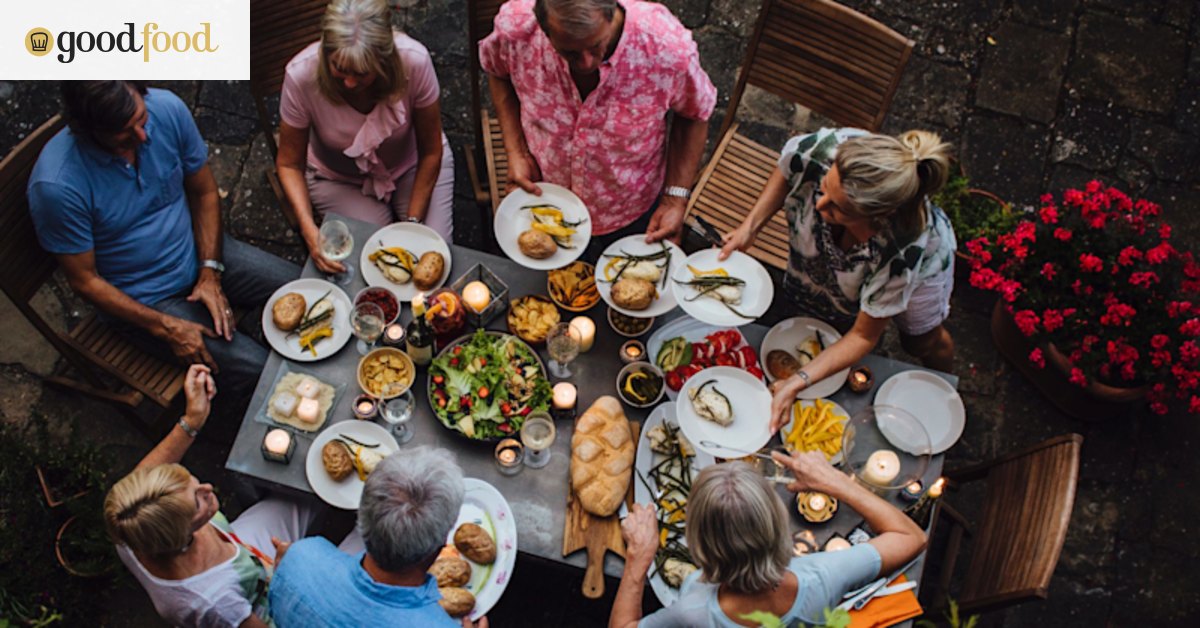 What's the food etiquette for a weekend at a friend's house?