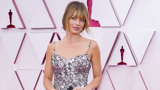 Margot Robbie arrives at the Oscars in Chanel.