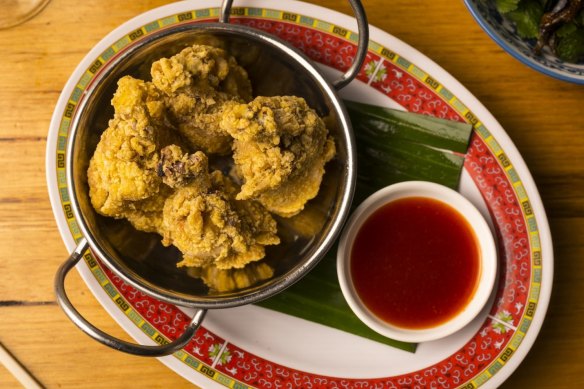 Crispy deep-fried chicken wings with chilli sauce.