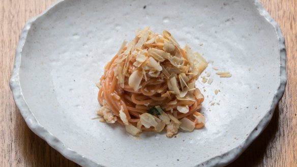 Tomato spaghetto with crab and macadamia.
