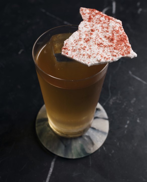 Whisky soda garnished with a shard of meringue.