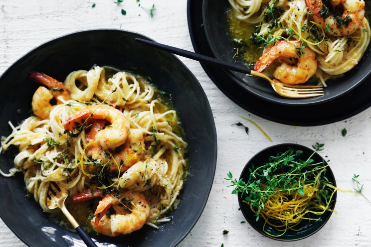 Spaghetti with prawns and lemon pepper butter