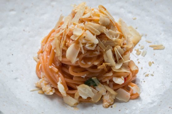 Tomato spaghetto with crab and macadamia.
