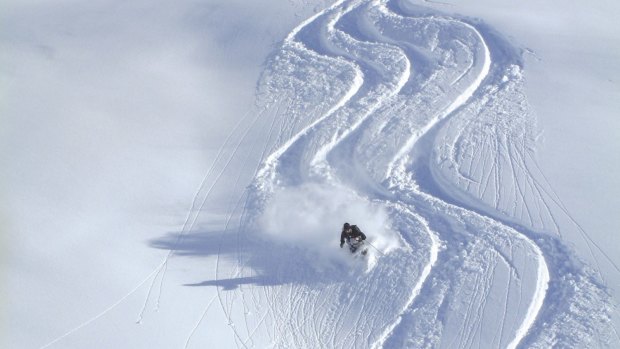 A man has died while heli-skiing in New Zealand.