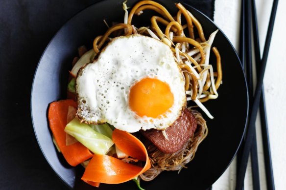 Adam Liaw's economy fried noodles.