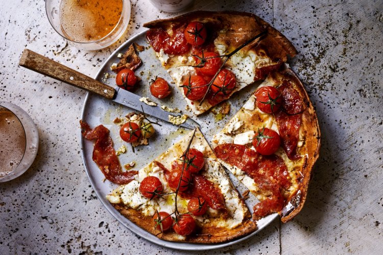 Fast four-ingredient pizza with sopressa and tomato.  