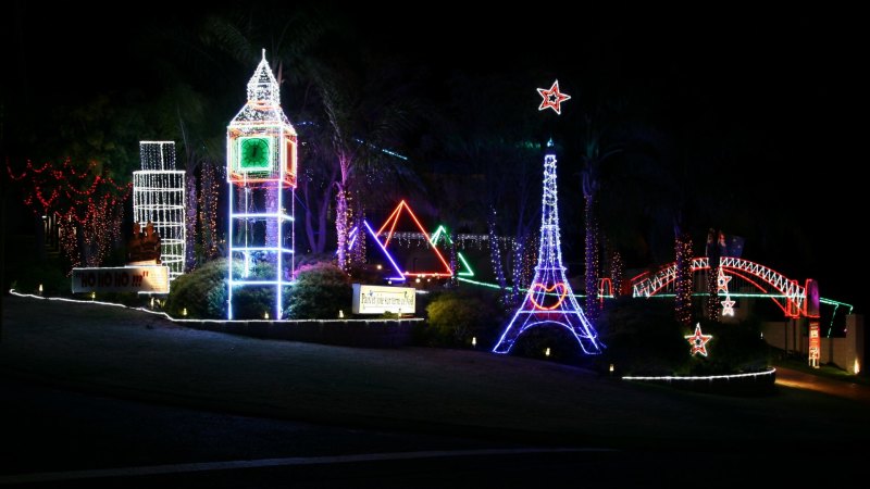 Christmas Lights Eiffel Tower And Big Ben Feature In Stunning