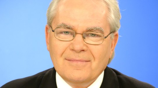 Broadcaster Les Murray has died at the age of 71.