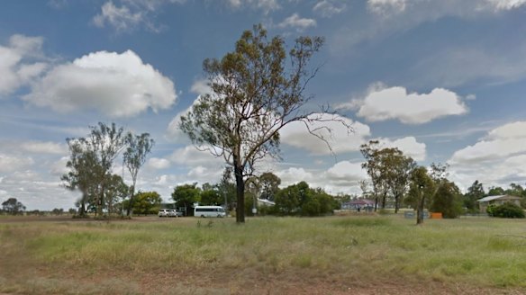 Mackenzie River State School from Dingo Mount Flora Road.