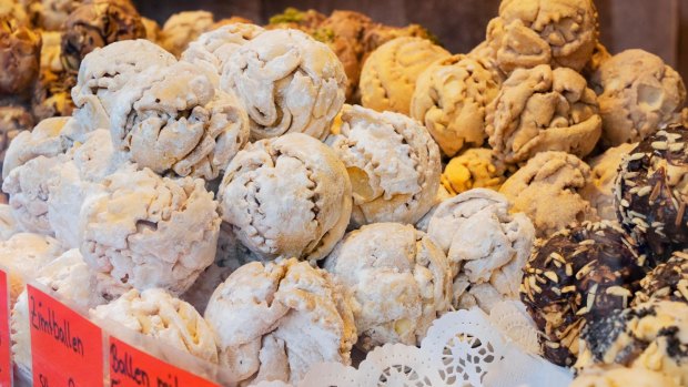 Snowball cake (schneeballen) of Rothenburg.