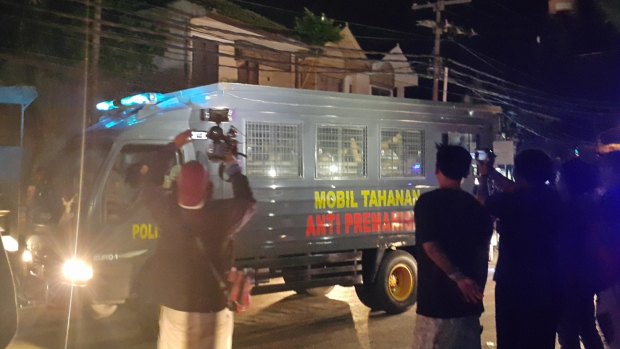 Indonesia police transfer prisoners from  Kerobokan jail in December 2015. On the side of the police bus it says "prisoner car - anti-thuggery".
