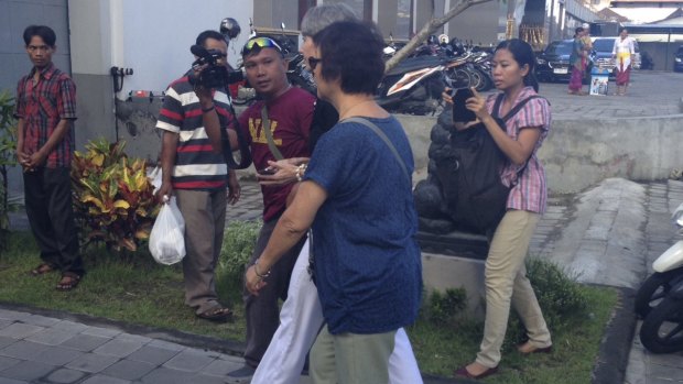 Andrew Chan's mother 
Helen enters Kerobokan prison with Australian Consul-General in Bali Majell Hind.
