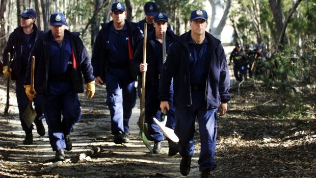 Police searching the Bungonia State Recreation Area in 2002 for the bodies of Kerry Whelan and Dorothy Davis. 