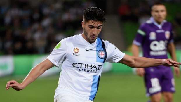 Paulo Retre of Melbourne City looks to pass during the A-League elimination final against Perth Glory.