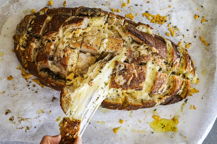 Katrina Meynink's cacio e pepe cheesy pull-apart bread 