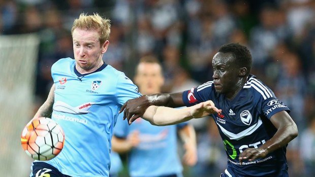 Thomas Deng in pursuit of Sydney FC's David Carney in 2016.