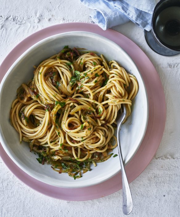 Pantry pasta: Bigoli in salsa.