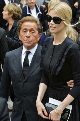 Lo stilista italiano Christian Valentino (a sinistra) e la modella tedesca Claudia Schiffer partecipano al funerale del compianto stilista Yves Saint Laurent a Parigi il 5 giugno 2008.  