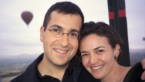 Facebook CEO Sheryl Sandberg has delivered a poignant speech to graduates about the death of her husband, David Goldberg. 