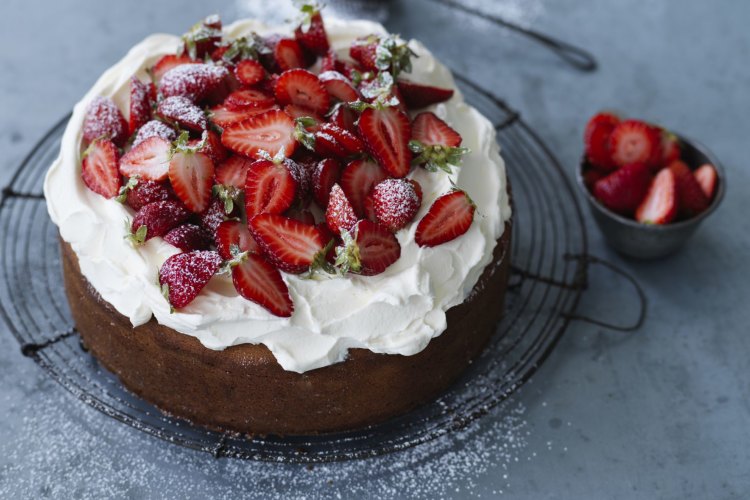Keep the kids entertained by getting them to make this condensed-milk Victoria sponge.
