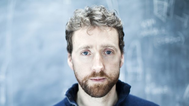 Colm Mac Con Iomaire: Crossing borders between genres.