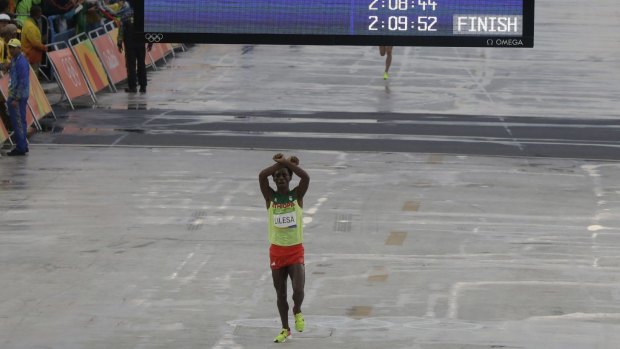 Olympics protest: what is the story behind Feyisa Lilesa's crossed arms?