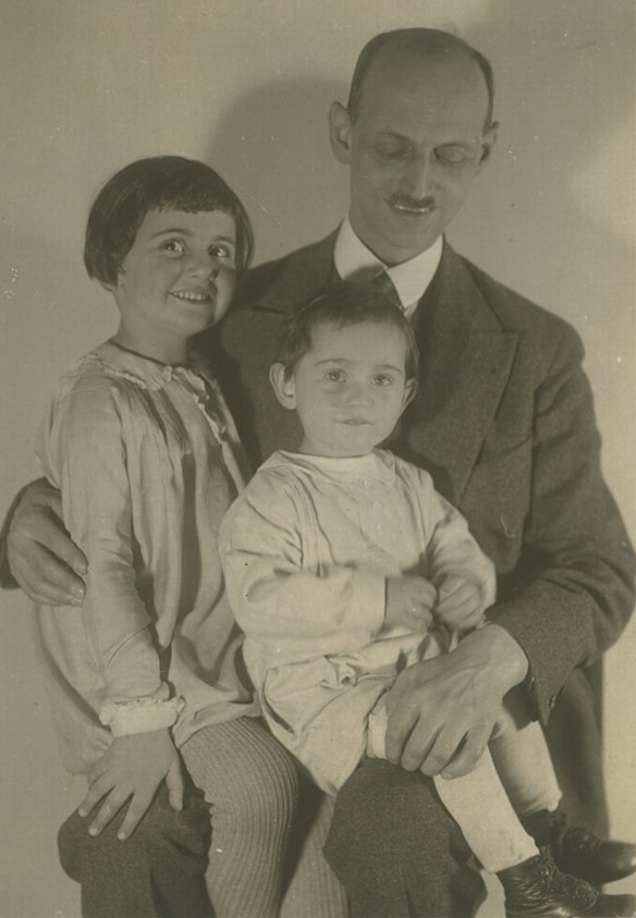 Otto Frank with his daughters – a young Anne and Margot.