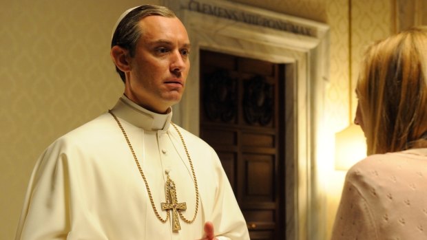 Jude Law's American pope jokes that he doesn't believe in god.